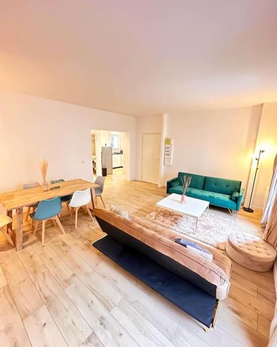Magnificent Close To Paris Metro Line 1 *